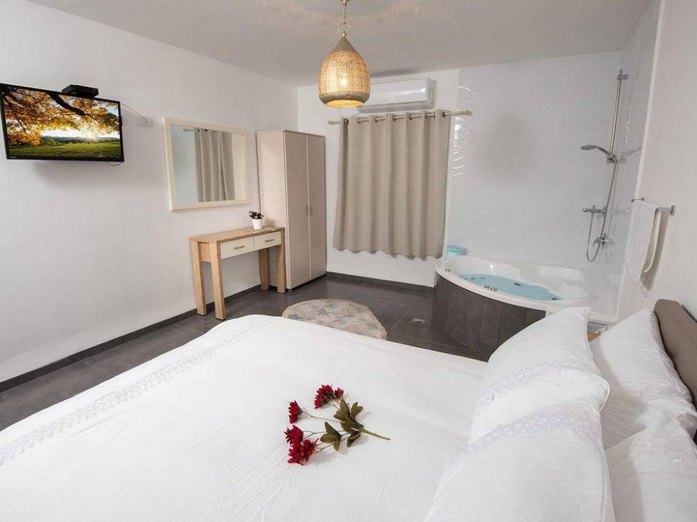 48007 המתחם הפנימי והחדרים, וילה גליו בגליל, וילה  בספסופה וילות - Vila 4 U