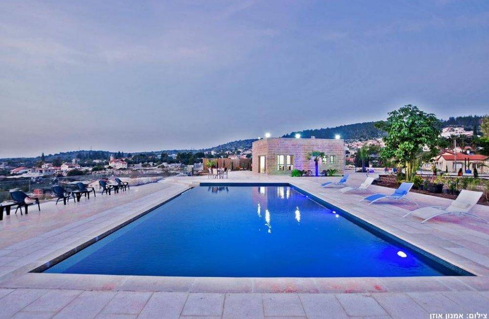 54795 החצר והבריכה, אחוזת דניאל, וילה  בזכריה וילות - Vila 4 U