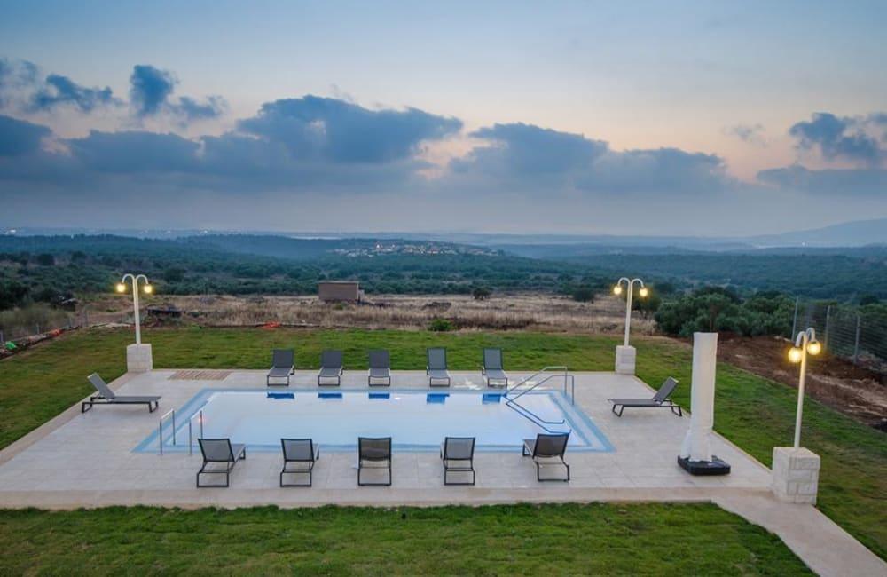 93034 המתחם החיצוני, אחוזת אלון וזית, וילה  בנווה זיו וילות - Vila 4 U