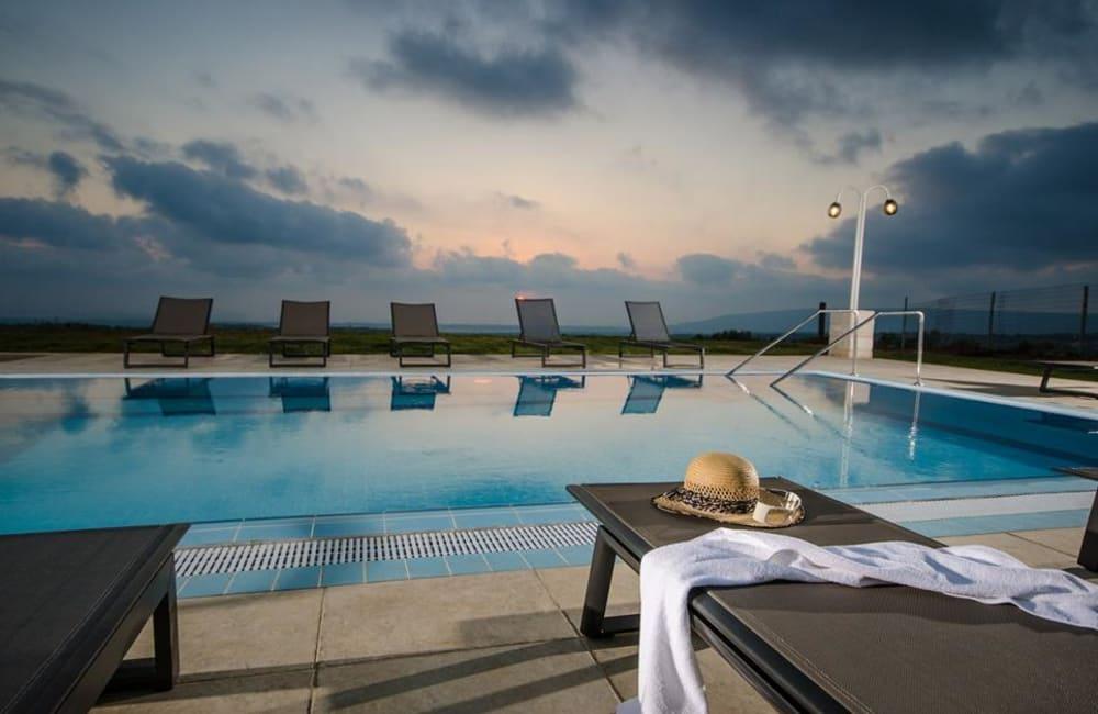 93035 המתחם החיצוני, אחוזת אלון וזית, וילה  בנווה זיו וילות - Vila 4 U