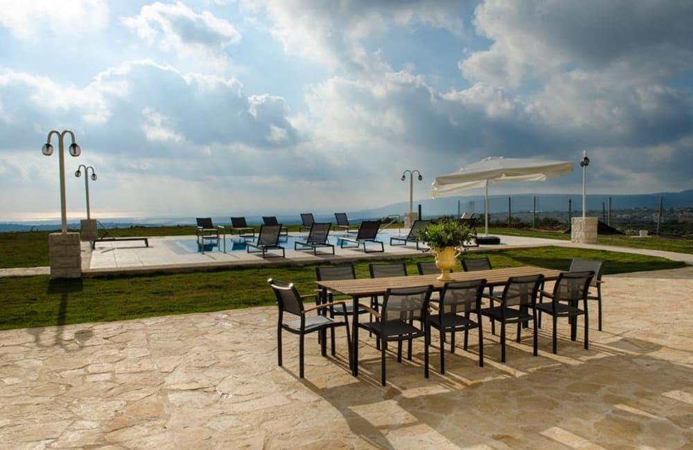 93037 המתחם החיצוני, אחוזת אלון וזית, וילה  בנווה זיו וילות - Vila 4 U