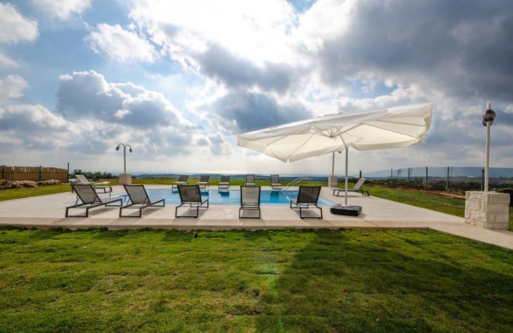 93039 המתחם החיצוני, אחוזת אלון וזית, וילה  בנווה זיו וילות - Vila 4 U