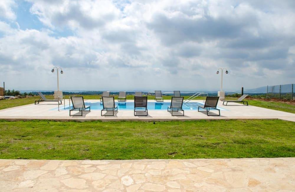 93043 המתחם החיצוני, אחוזת אלון וזית, וילה  בנווה זיו וילות - Vila 4 U