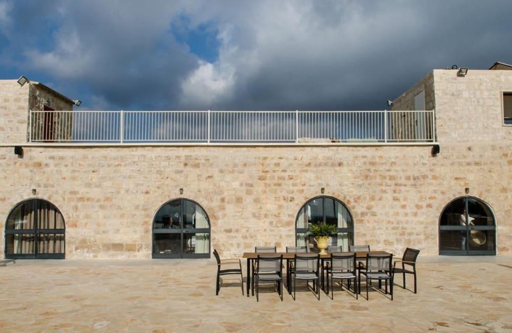 93045 המתחם החיצוני, אחוזת אלון וזית, וילה  בנווה זיו וילות - Vila 4 U