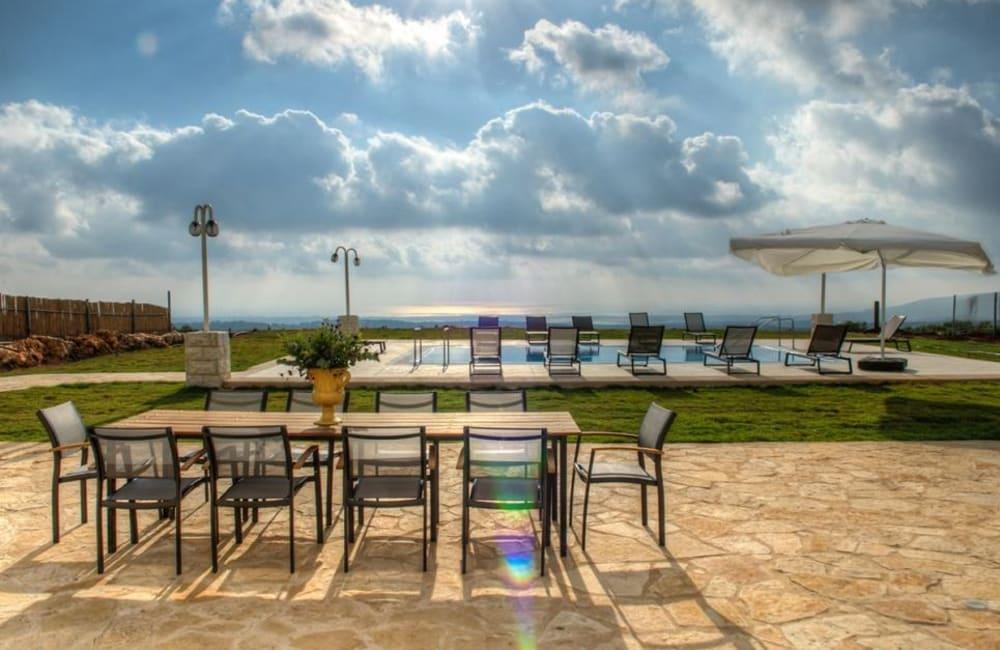 93046 המתחם החיצוני, אחוזת אלון וזית, וילה  בנווה זיו וילות - Vila 4 U