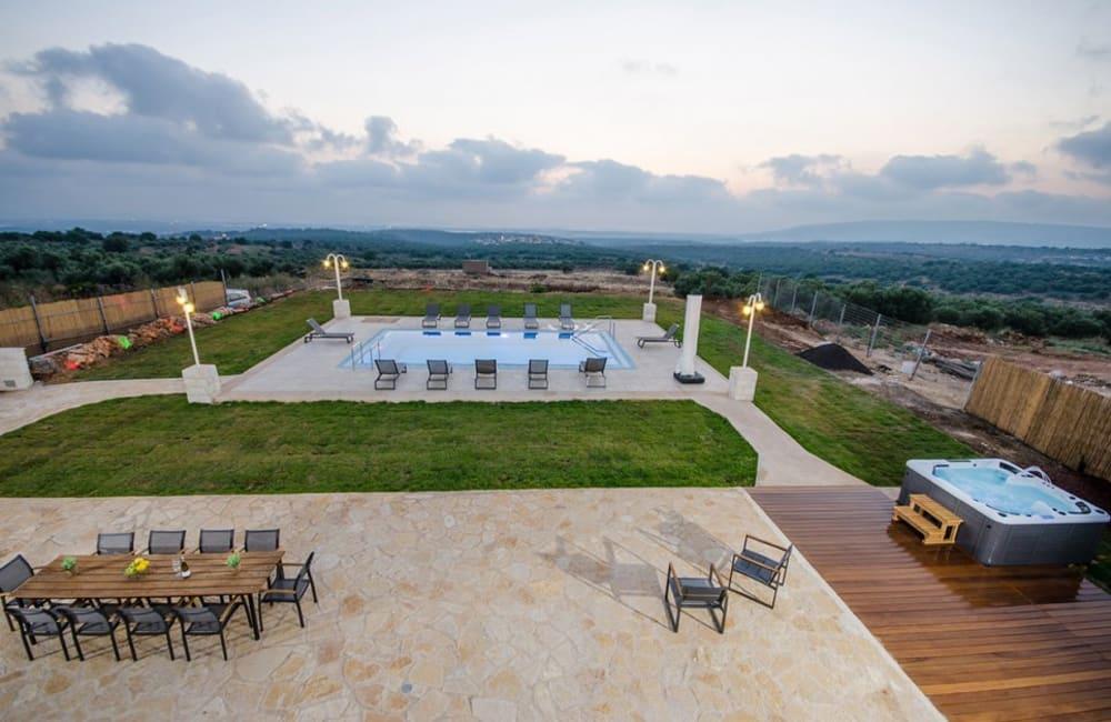 93047 המתחם החיצוני, אחוזת אלון וזית, וילה  בנווה זיו וילות - Vila 4 U