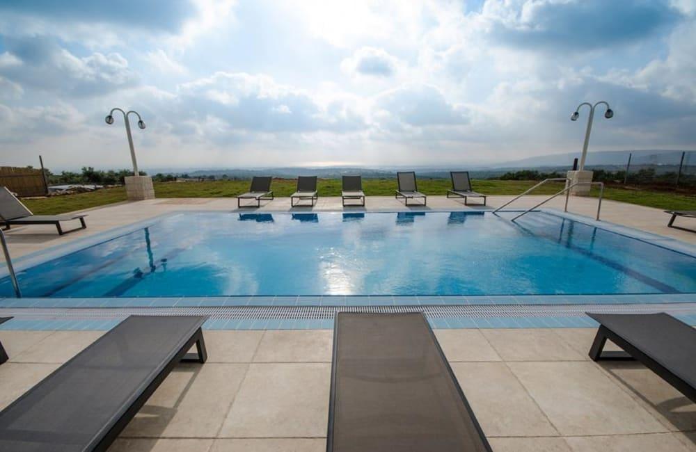 93048 המתחם החיצוני, אחוזת אלון וזית, וילה  בנווה זיו וילות - Vila 4 U