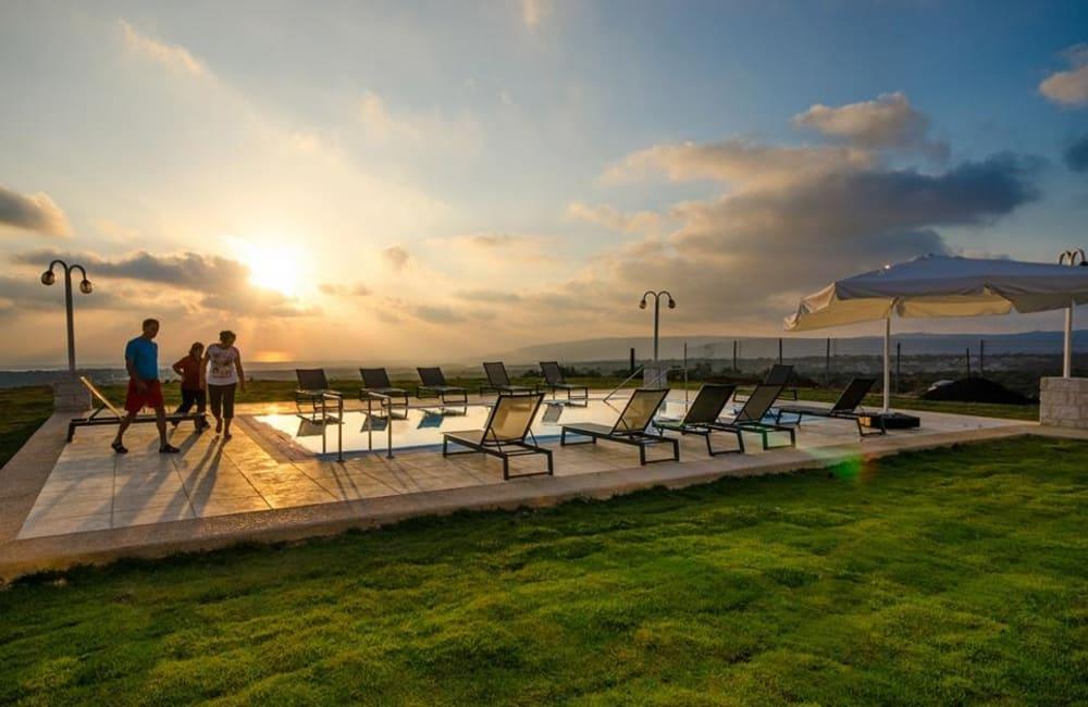 93049 המתחם החיצוני, אחוזת אלון וזית, וילה  בנווה זיו וילות - Vila 4 U