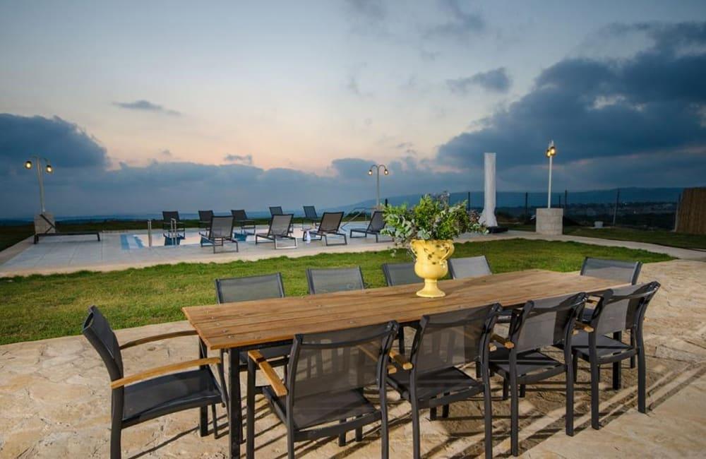 93050 המתחם החיצוני, אחוזת אלון וזית, וילה  בנווה זיו וילות - Vila 4 U