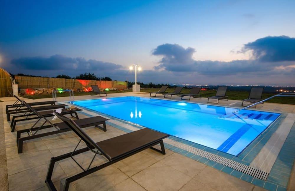 93053 המתחם החיצוני, אחוזת אלון וזית, וילה  בנווה זיו וילות - Vila 4 U