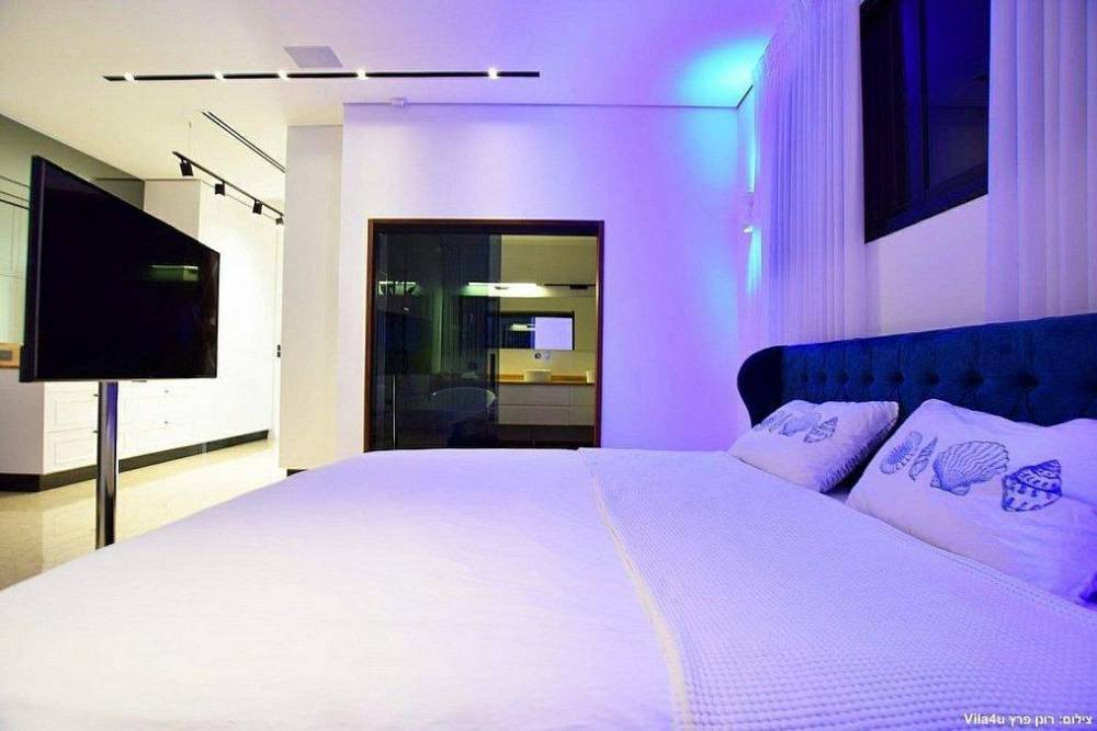 136207 הסלון והסוויטות, אחוזת דה אורו ריזורט, וילה  בנתניה וילות - Vila 4 U