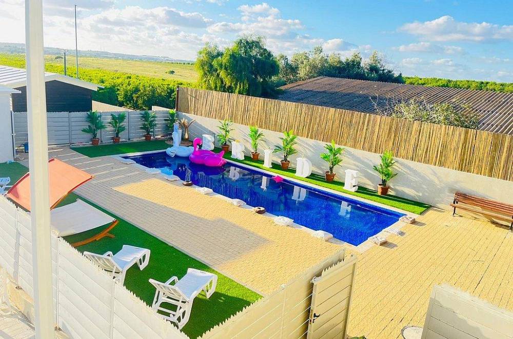 142458 המתחם החיצוני, אחוזת נווה גד, וילה  במושב תלמים וילות - Vila 4 U