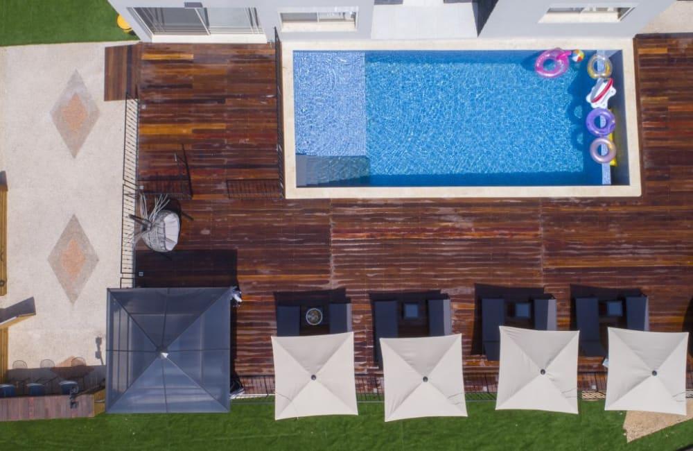 156058 המתחם החיצוני, אחוזת סאנשיין, וילה  בזרעית וילות - Vila 4 U