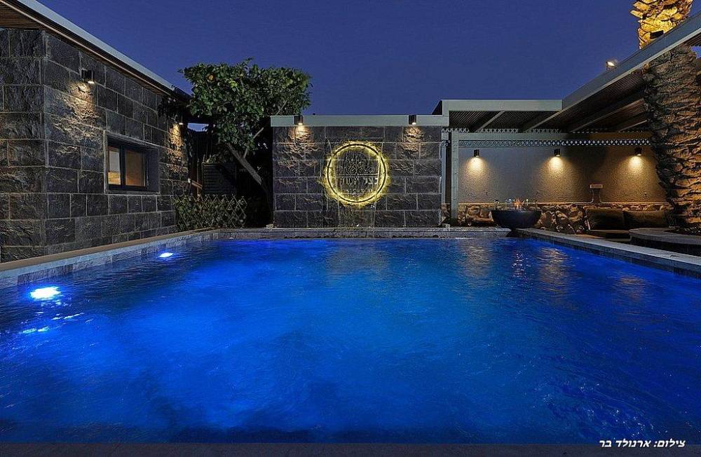 וילה ספא בצל השקד חוץ המתחם החיצוני, וילה ספא בצל השקד, וילה  בטפחות וילות - Vila 4 U