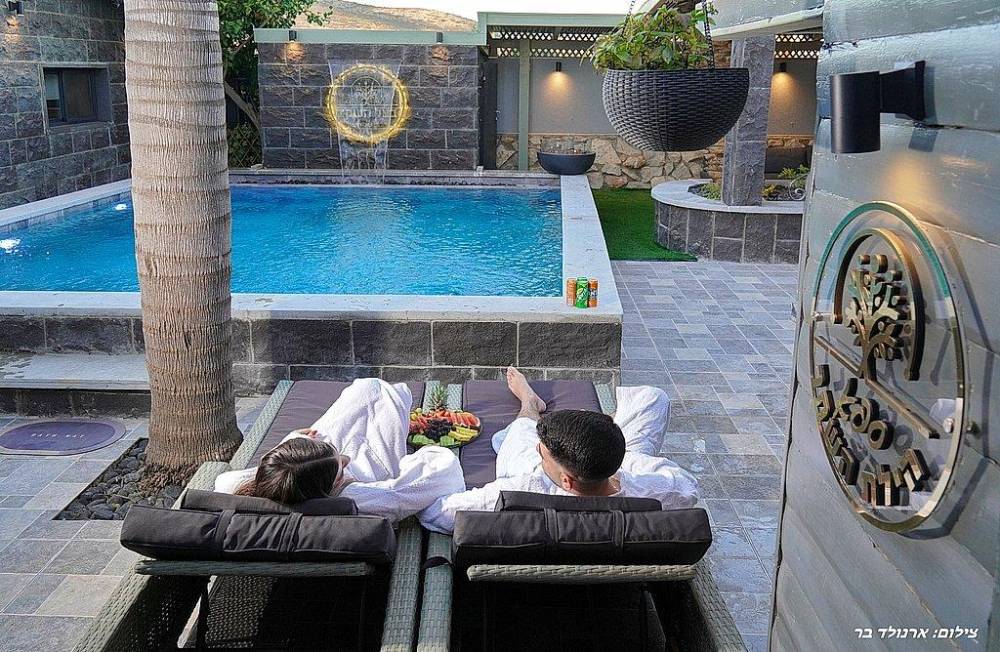 וילה ספא בצל השקד חוץ המתחם החיצוני, וילה ספא בצל השקד, וילה  בטפחות וילות - Vila 4 U