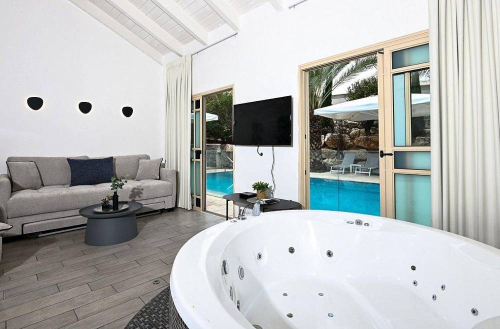 179372 בקתות האירוח, אחוזת לירי ריזורט, וילה  בטבריה וילות - Vila 4 U