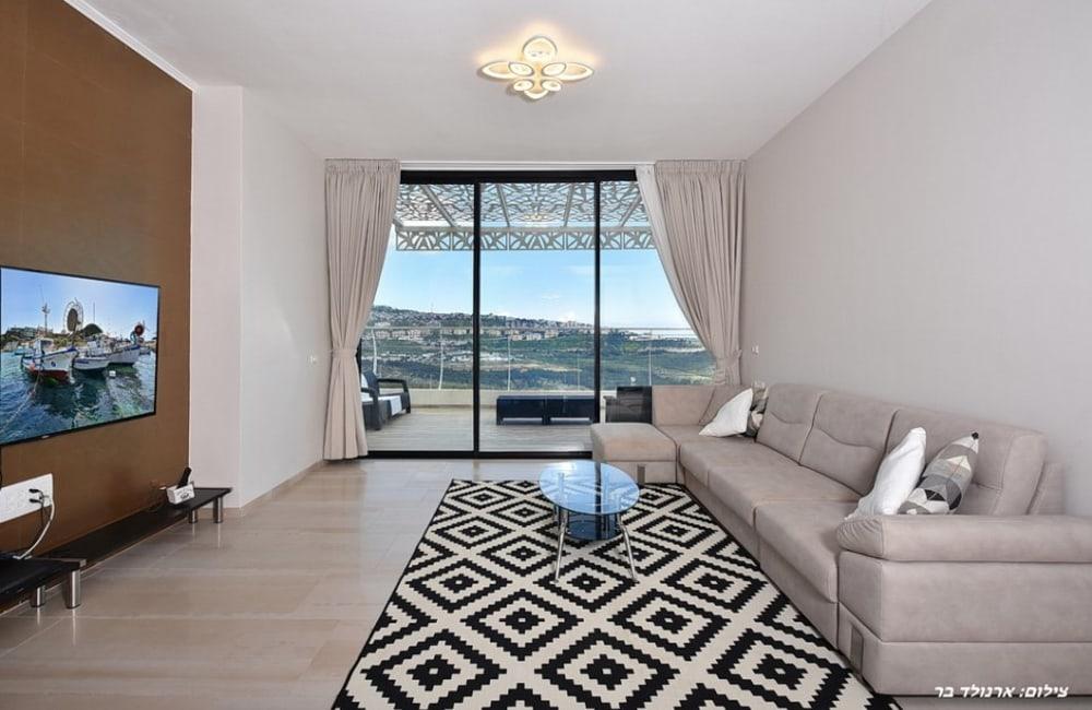 195185 הסלון והמטבח, אחוזת הצוק במרומים, וילה  בכפר שמאי וילות - Vila 4 U