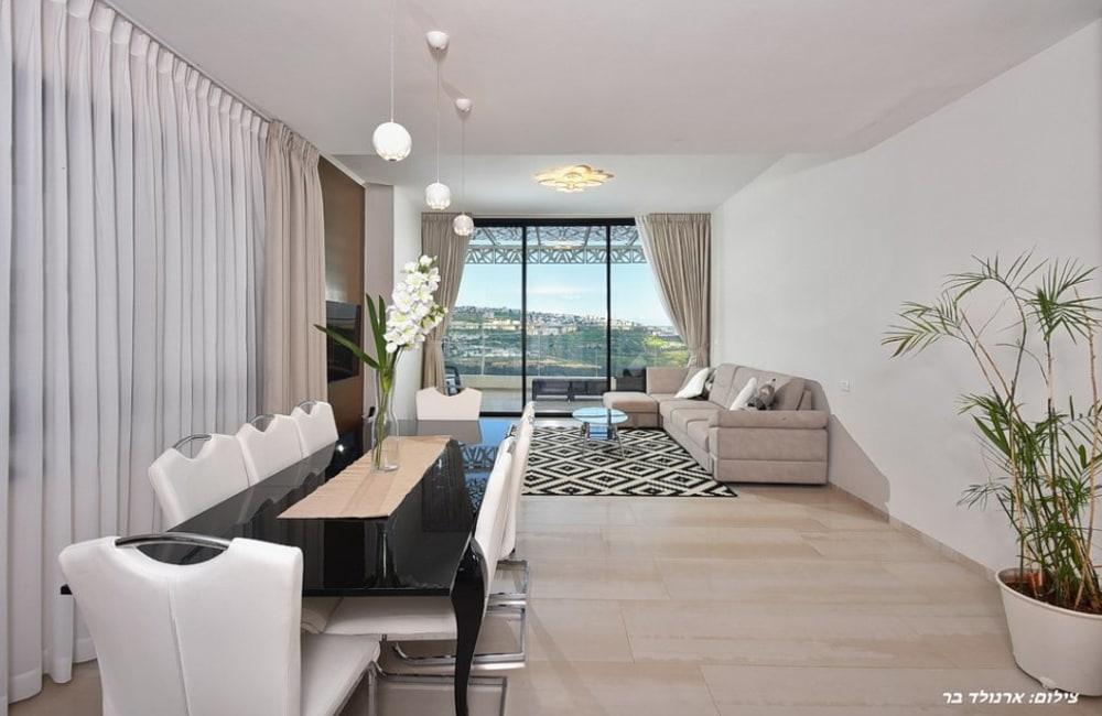 195186 הסלון והמטבח, אחוזת הצוק במרומים, וילה  בכפר שמאי וילות - Vila 4 U