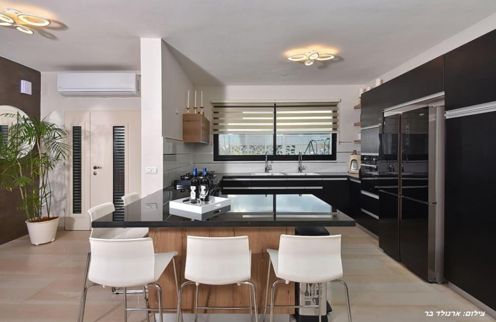 195188 הסלון והמטבח, אחוזת הצוק במרומים, וילה  בכפר שמאי וילות - Vila 4 U