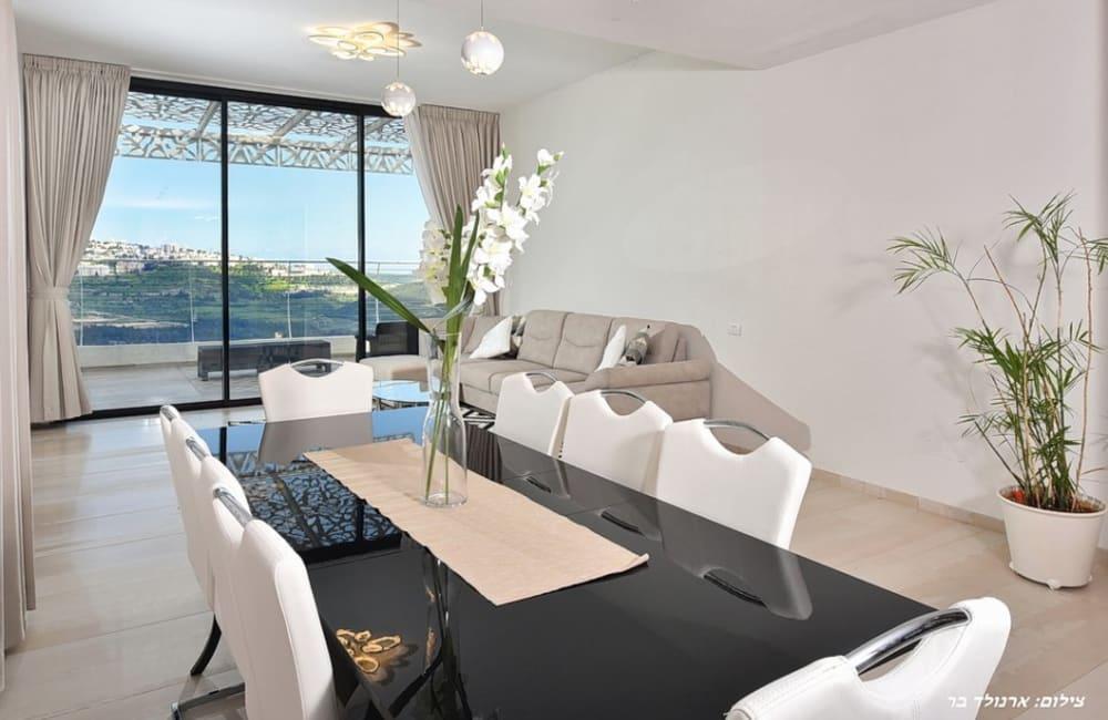 195189 הסלון והמטבח, אחוזת הצוק במרומים, וילה  בכפר שמאי וילות - Vila 4 U