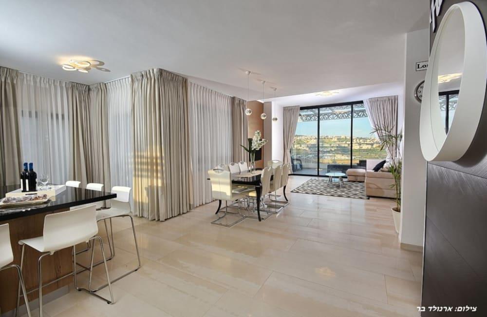 195198 הסלון והמטבח, אחוזת הצוק במרומים, וילה  בכפר שמאי וילות - Vila 4 U