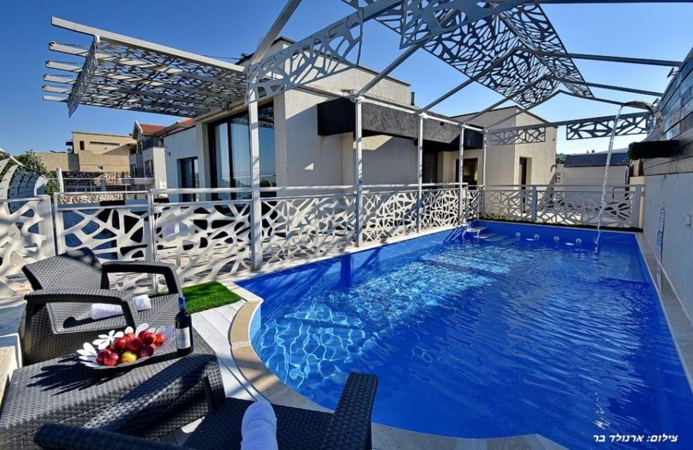 195248 החצר והבריכה, אחוזת הצוק במרומים, וילה  בכפר שמאי וילות - Vila 4 U