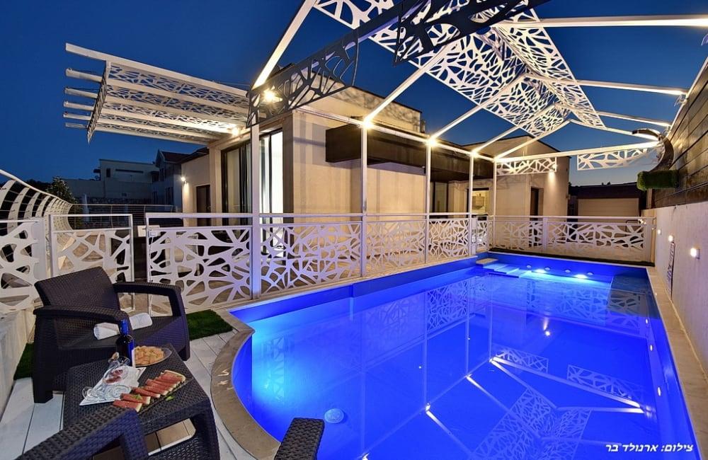 195250 החצר והבריכה, אחוזת הצוק במרומים, וילה  בכפר שמאי וילות - Vila 4 U