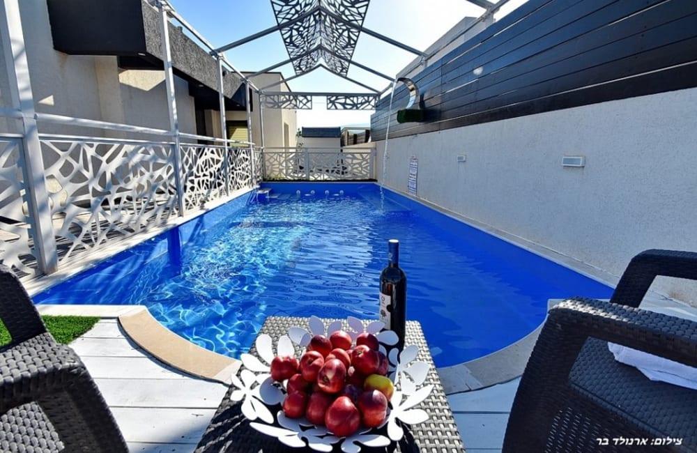 195257 החצר והבריכה, אחוזת הצוק במרומים, וילה  בכפר שמאי וילות - Vila 4 U