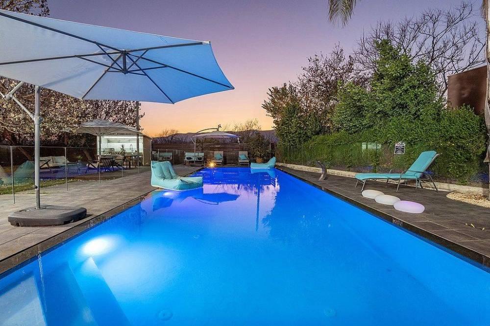 209865 המתחם בערב, וילה שירת הנחל, וילה  בשדה נחמיה וילות - Vila 4 U