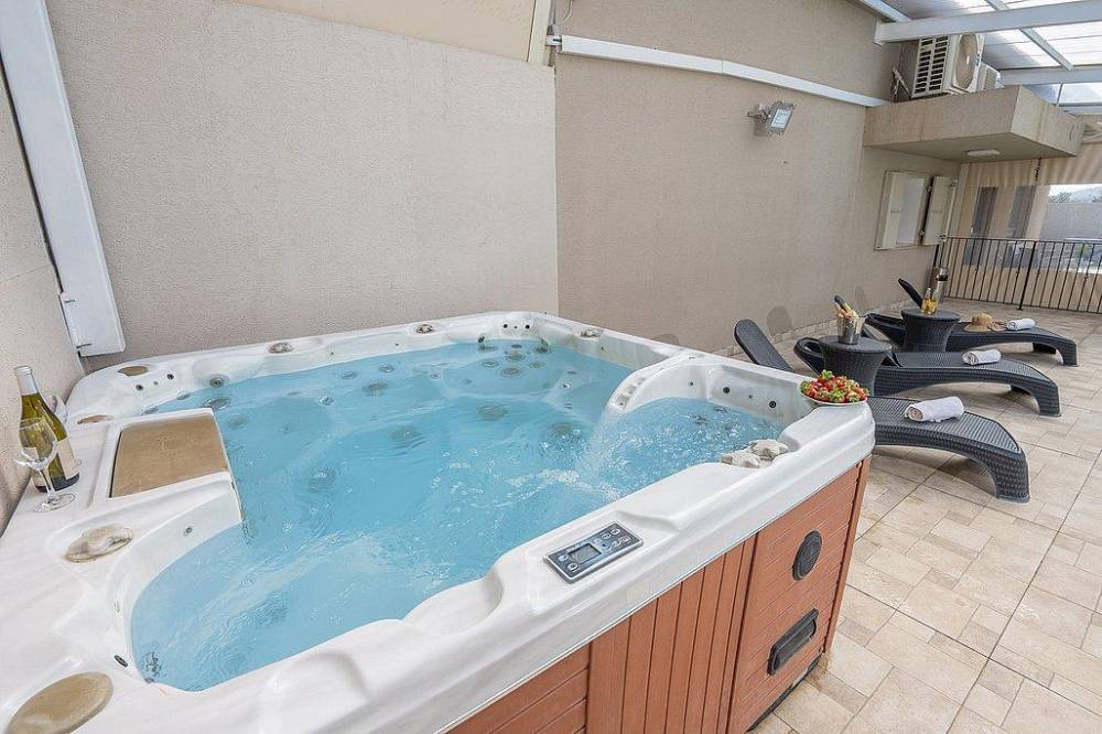 212280 מתחם מקורה בריכה וג'קוזי, אחוזת גליל, וילה  בספסופה וילות - Vila 4 U