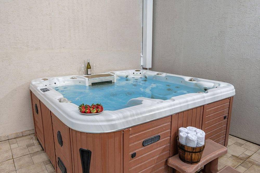 212283 מתחם מקורה בריכה וג'קוזי, אחוזת גליל, וילה  בספסופה וילות - Vila 4 U