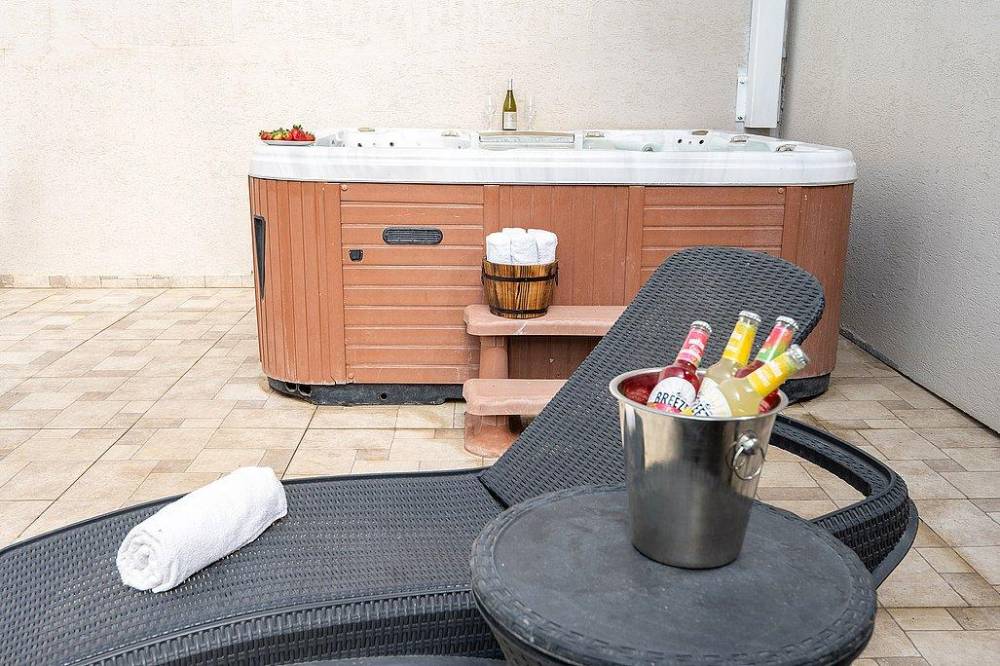 212286 מתחם מקורה בריכה וג'קוזי, אחוזת גליל, וילה  בספסופה וילות - Vila 4 U