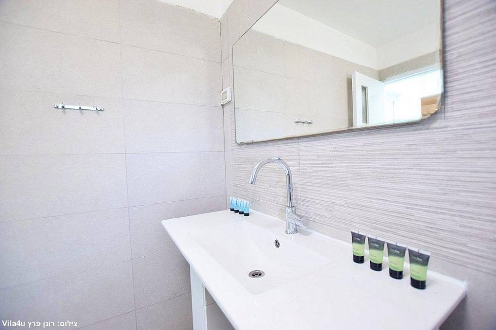 215309 פנים הוילה והחדרים, ויליג' קומפלקס ריזורט, וילה  בניר בנים וילות - Vila 4 U