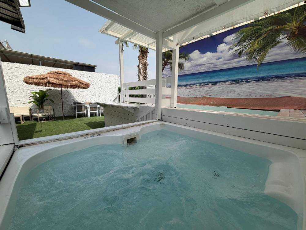 217253 המתחם החיצוני, מתחם אופוריה, וילה  באור עקיבא וילות - Vila 4 U