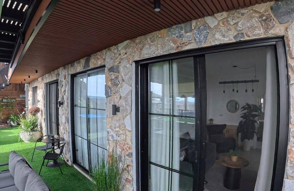 219467 המתחם החיצוני הנוף וחדר האוכל, סוויטות על הפסגה, וילה  בירכא וילות - Vila 4 U