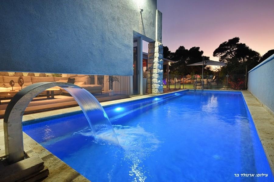 219536 המתחם החיצוני בערב, ריזורט הנסיכה, וילה  בנוף כנרת וילות - Vila 4 U
