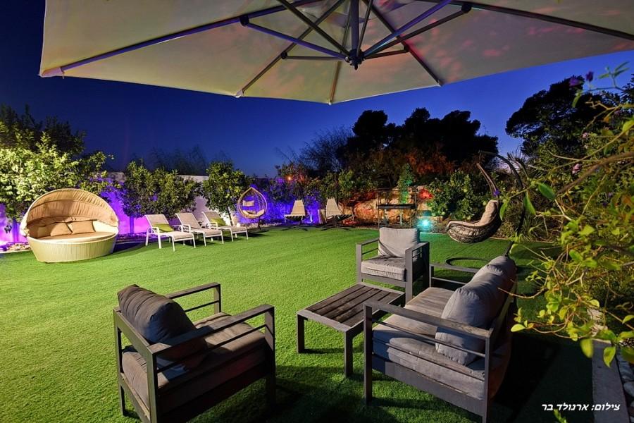 219541 המתחם החיצוני בערב, ריזורט הנסיכה, וילה  בנוף כנרת וילות - Vila 4 U