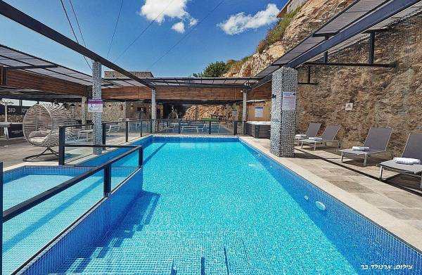 אחוזת הסלעים מתחם הבריכה