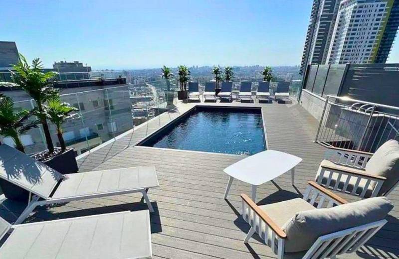 רויאל פנטהאוז מתחם הבריכה