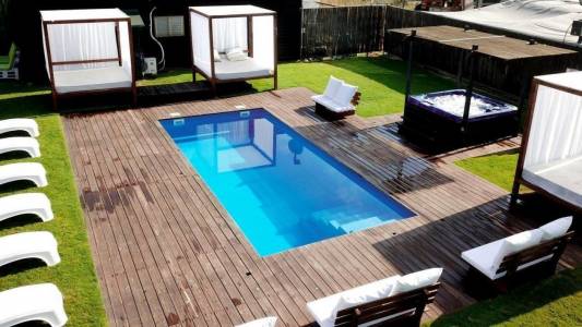 וילה אגם בטבע - בריכה חיצונית